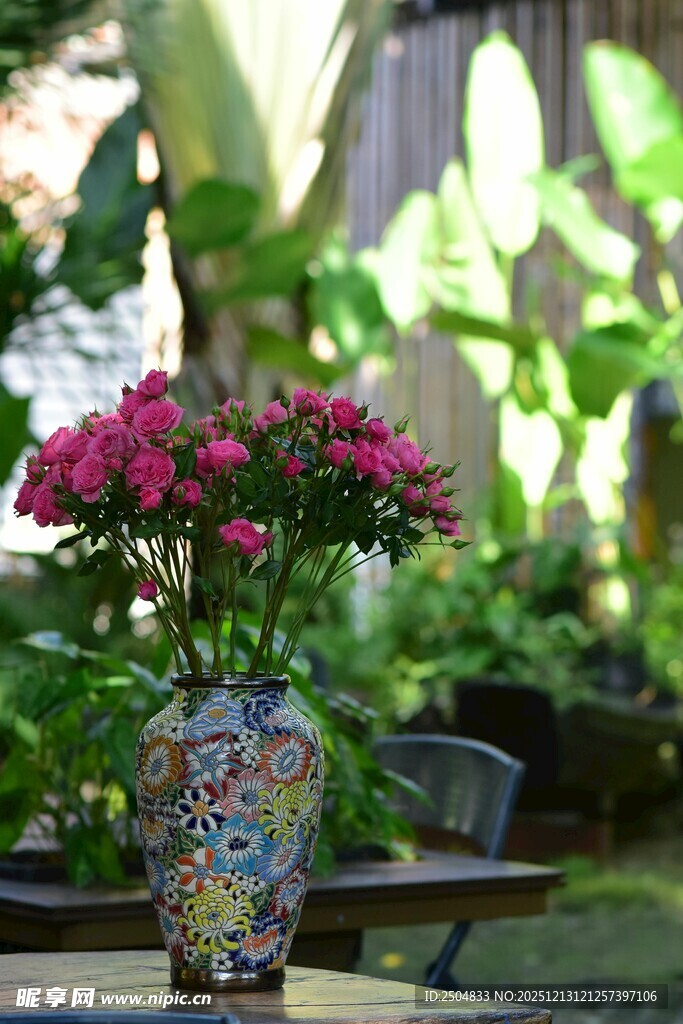 花瓶中绽放的艳丽花卉