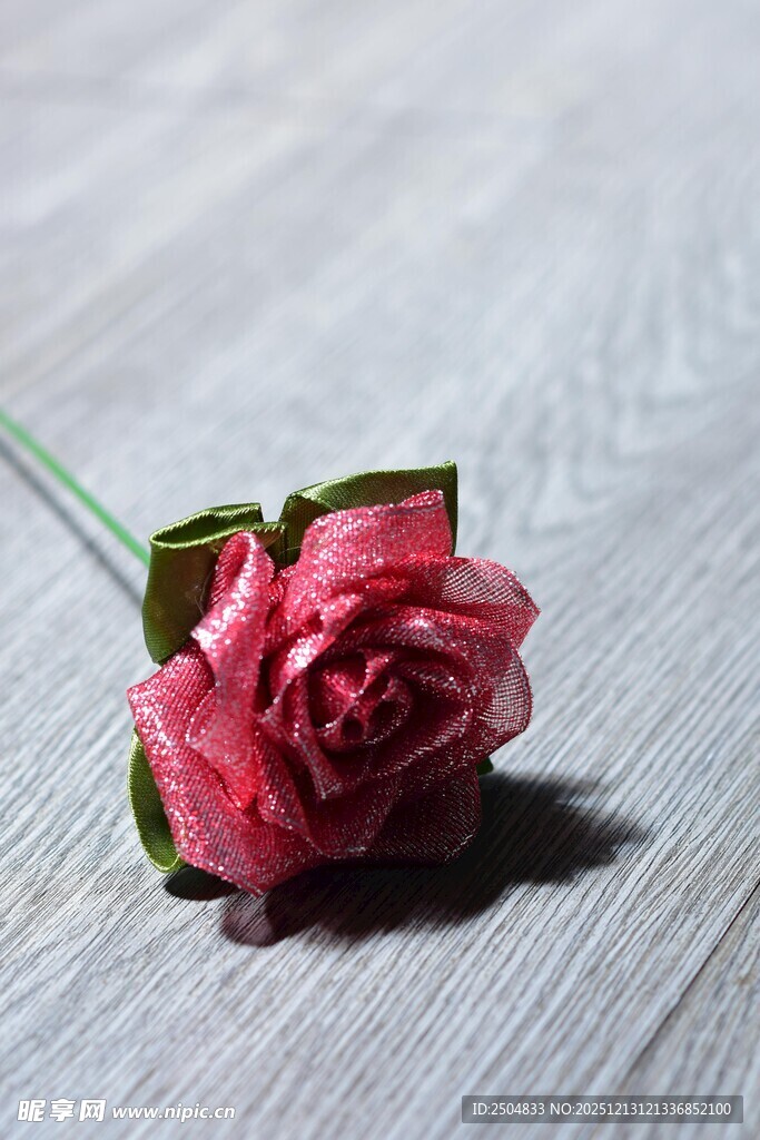 粉色玫瑰静置于木质表面