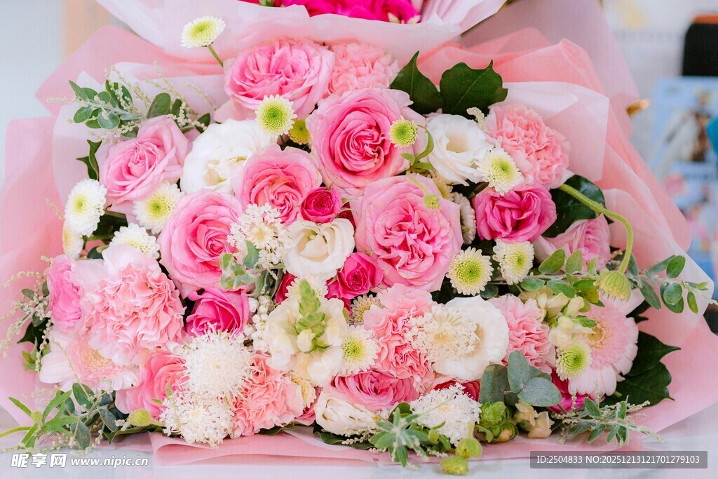 浪漫粉色系鲜花花束
