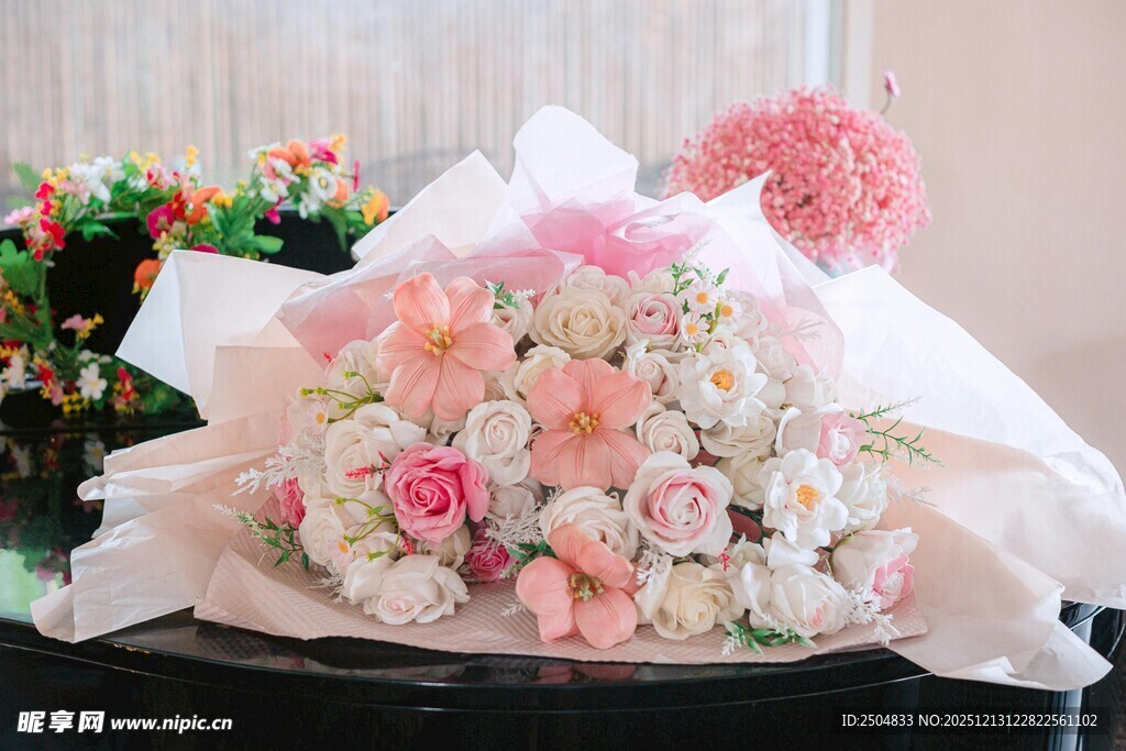 浪漫粉色系鲜花花束