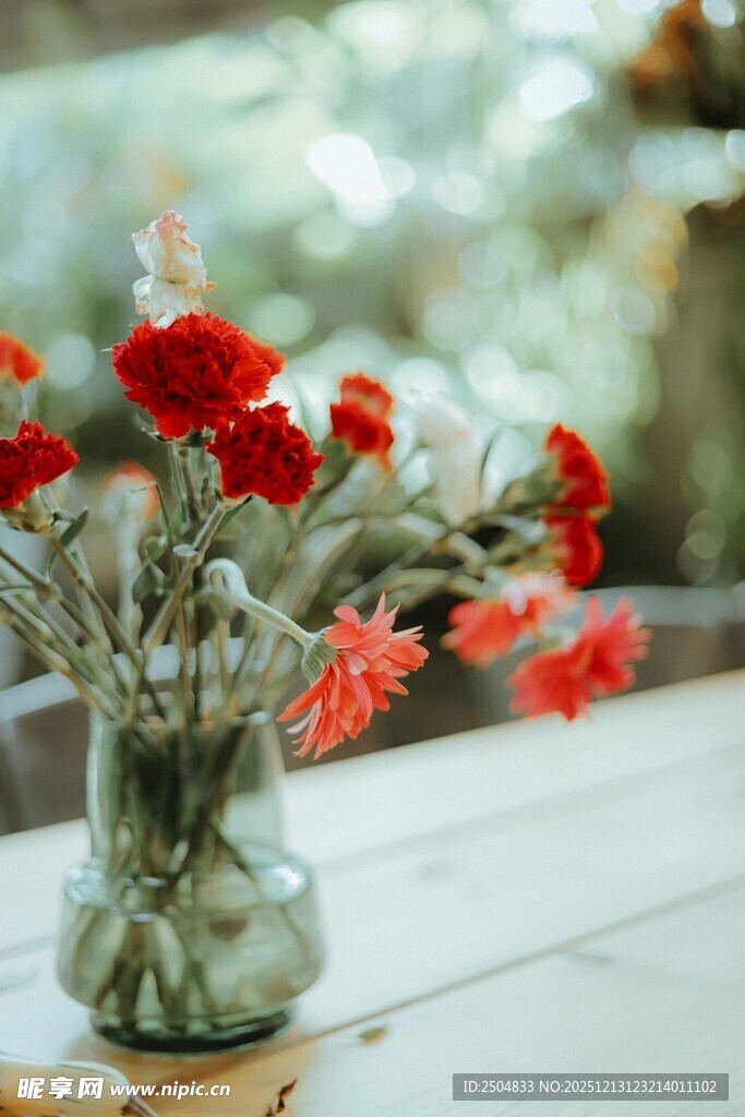 花瓶中的鲜艳红色花朵