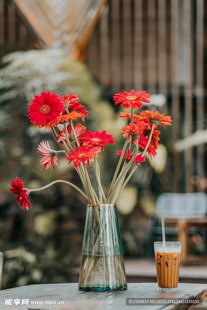 花瓶中的鲜艳红花