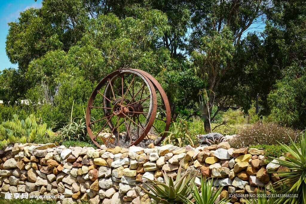 田园石墙旁的古老车轮
