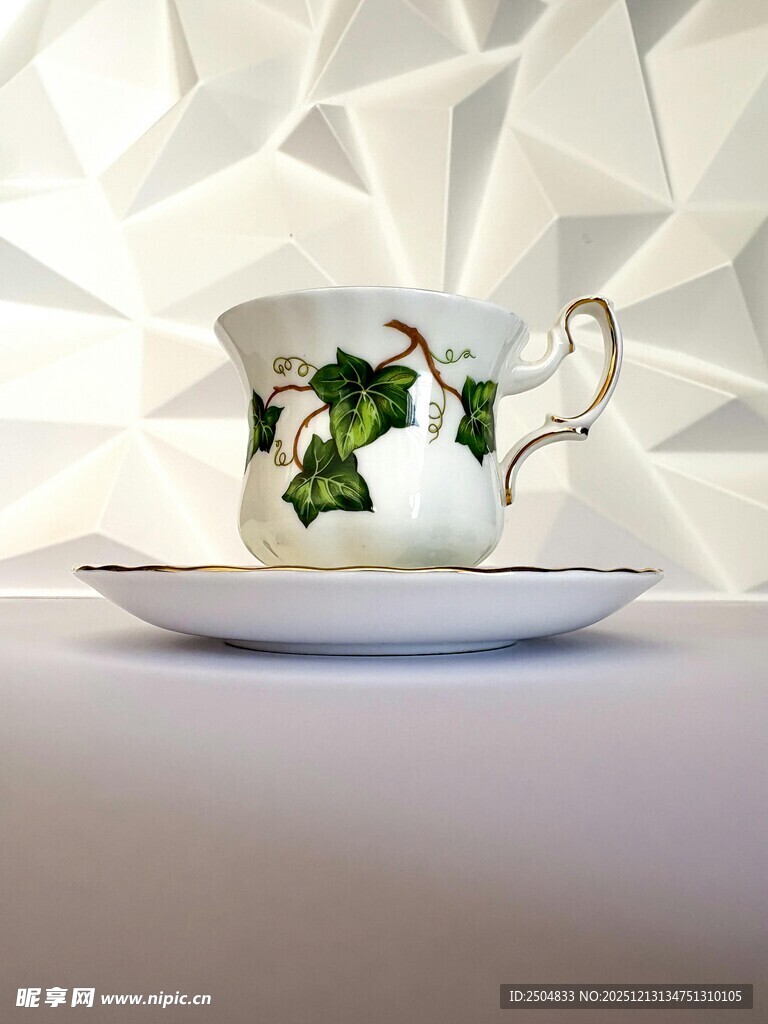 精致花卉图案茶杯