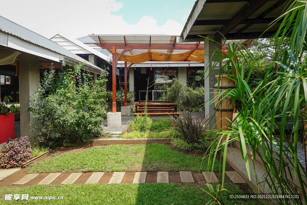 温馨庭院绿植环绕景致美