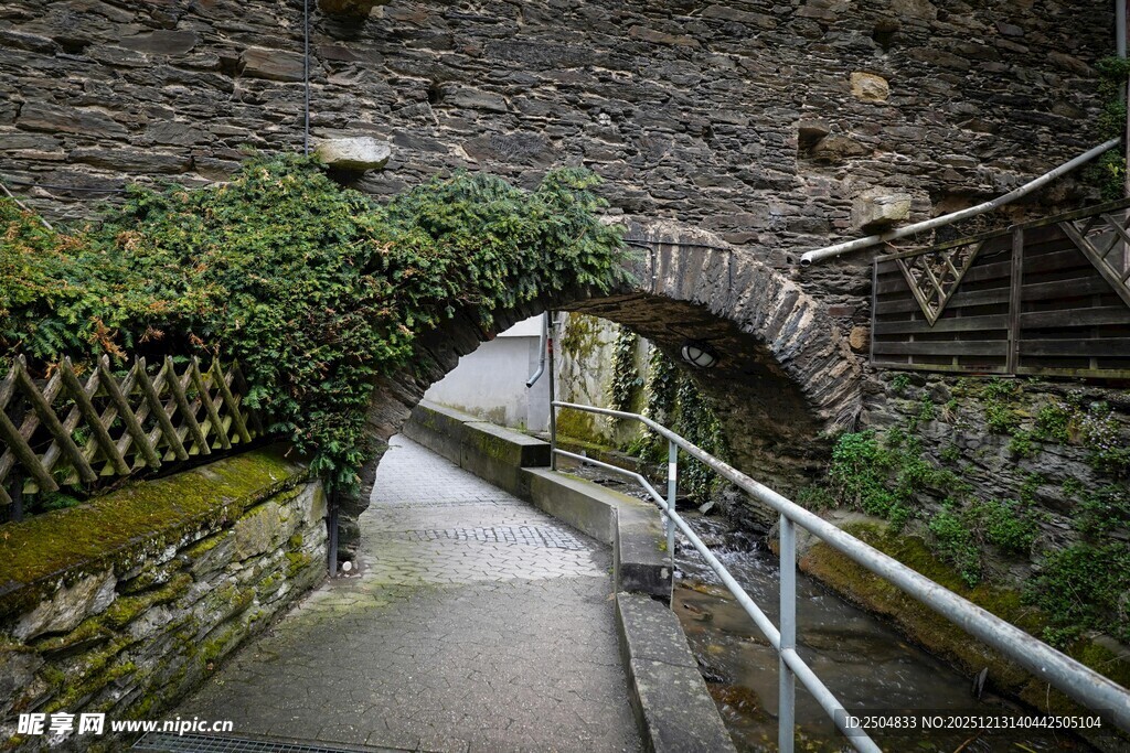 石拱廊桥小径 绿意环绕