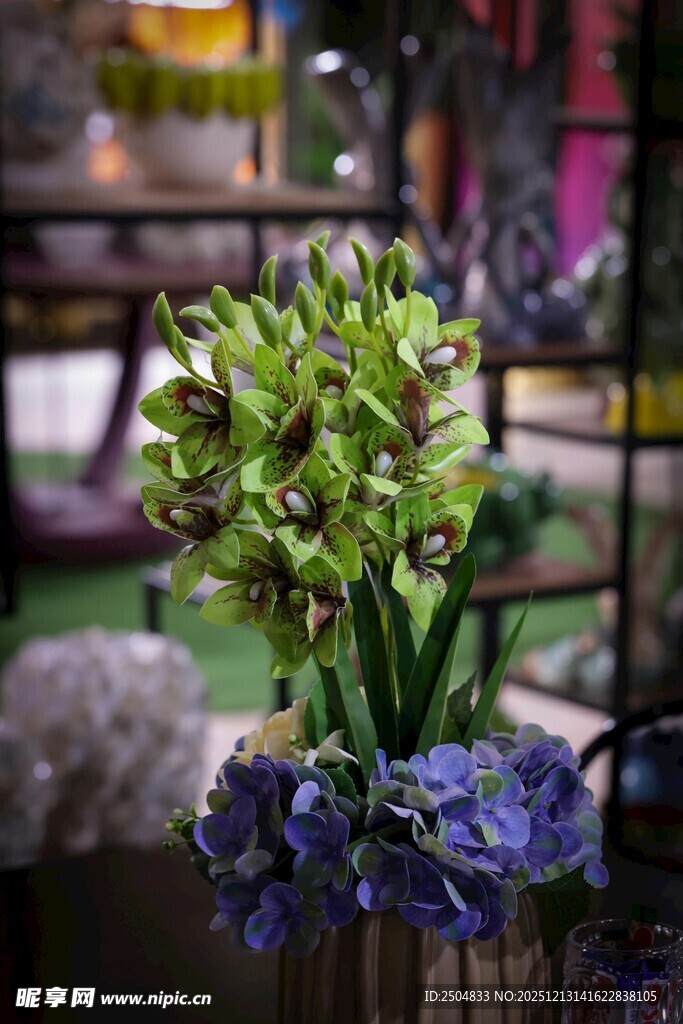 精致花瓶中的多彩花卉