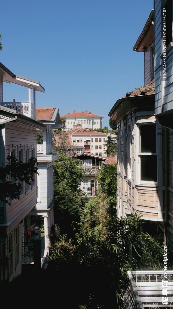 狭窄小巷中的欧式 居