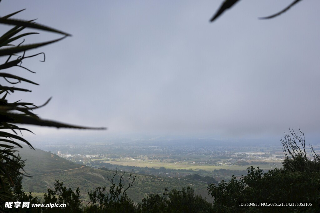 山间远眺海景的自然风光