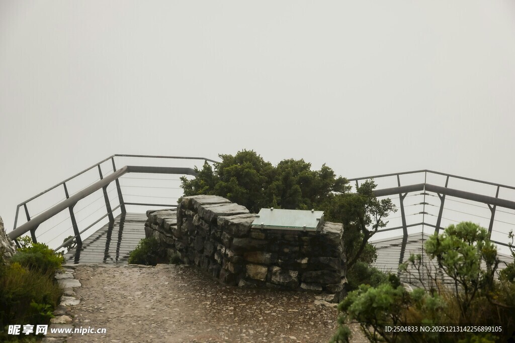雾中观景台的静谧景致