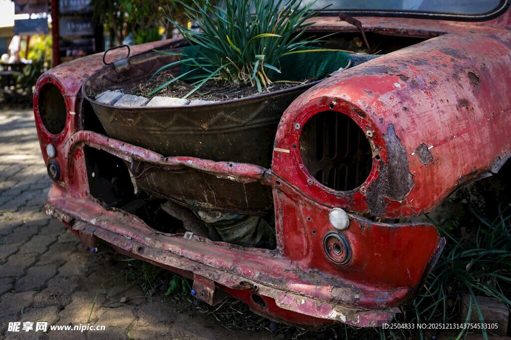 废旧红色车头变身花盆
