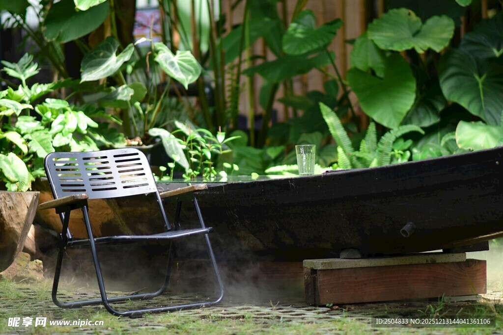 户外绿植旁的休闲折叠椅