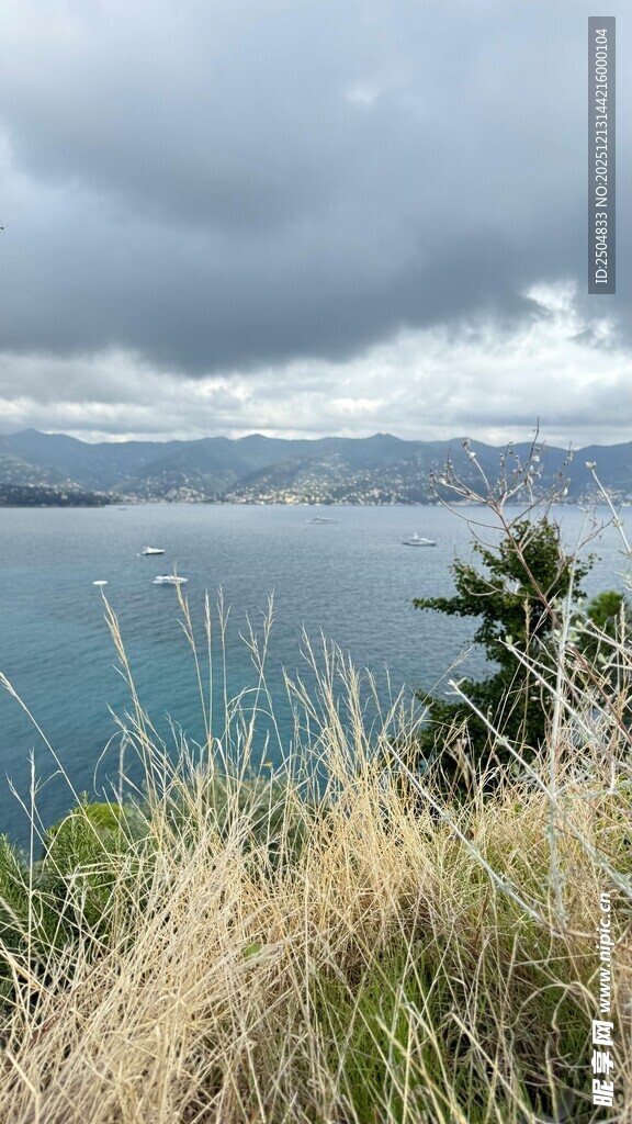 山顶俯瞰下的壮阔海景