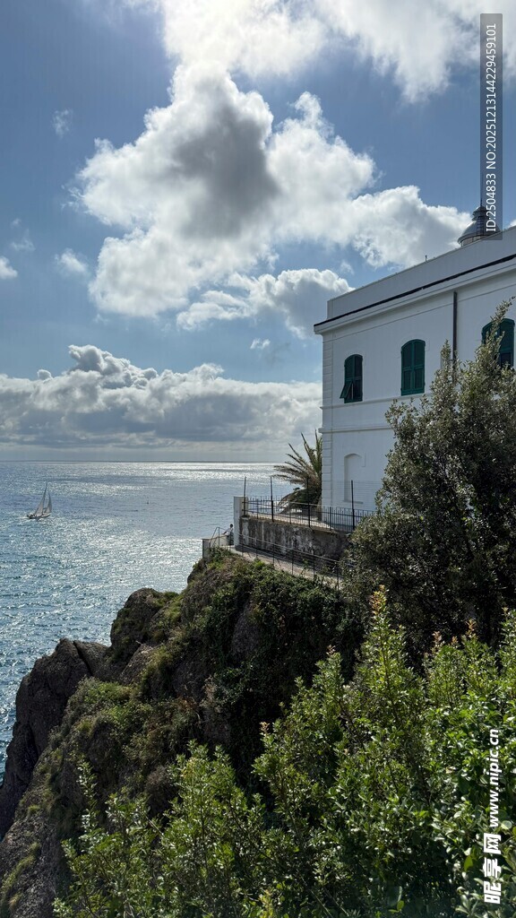 悬崖边的白色海景小屋