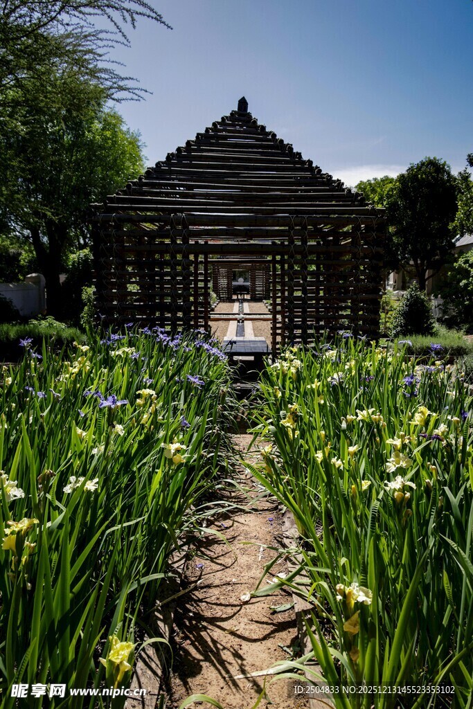 花园中的古朴木屋小径