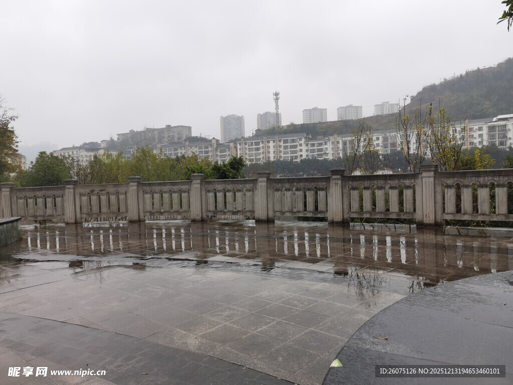 城市广场旁的建筑群