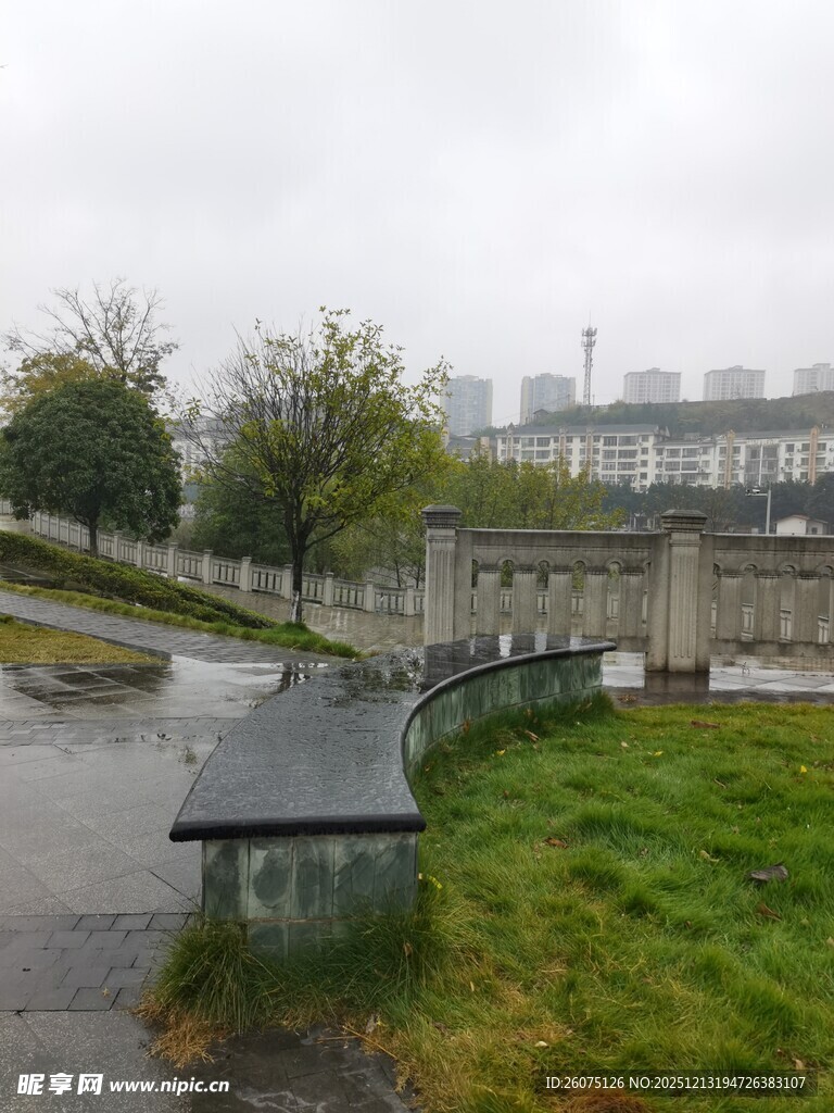 雨后公园长椅静谧景致