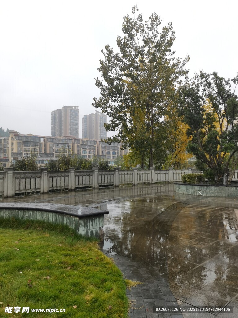 雨后城市公园积水景观