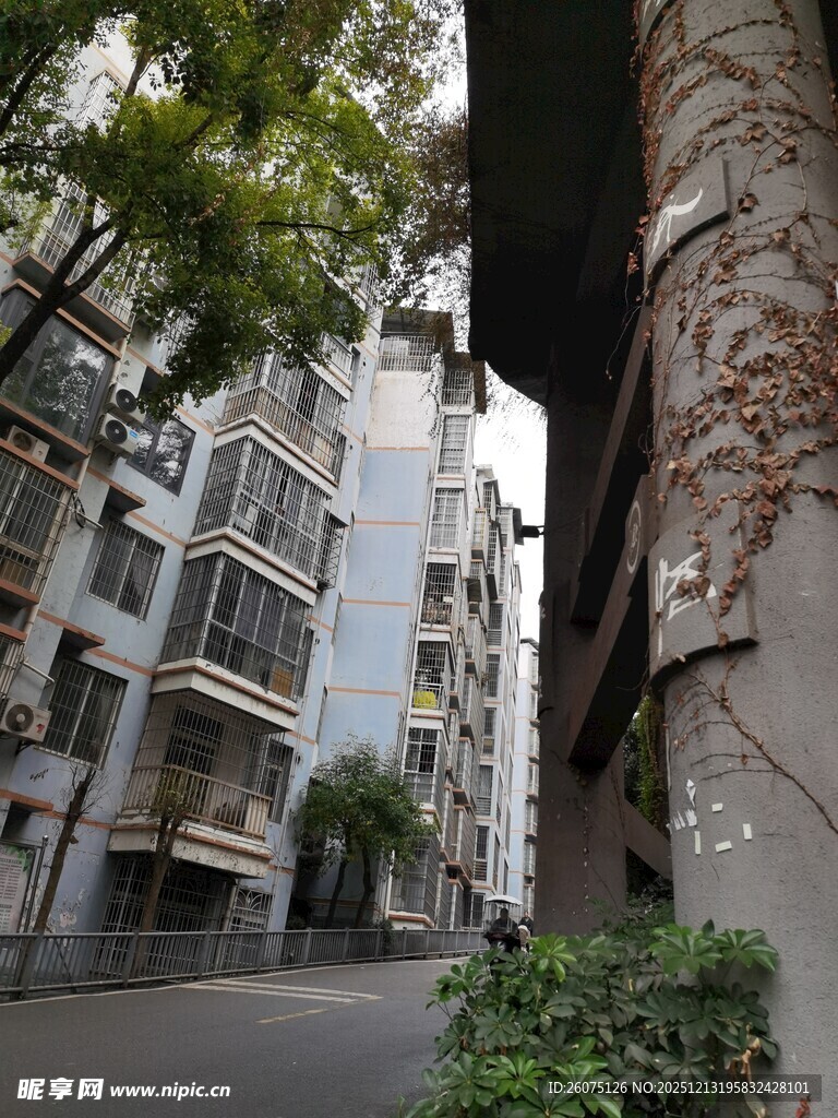 老旧居民楼间的狭窄街道