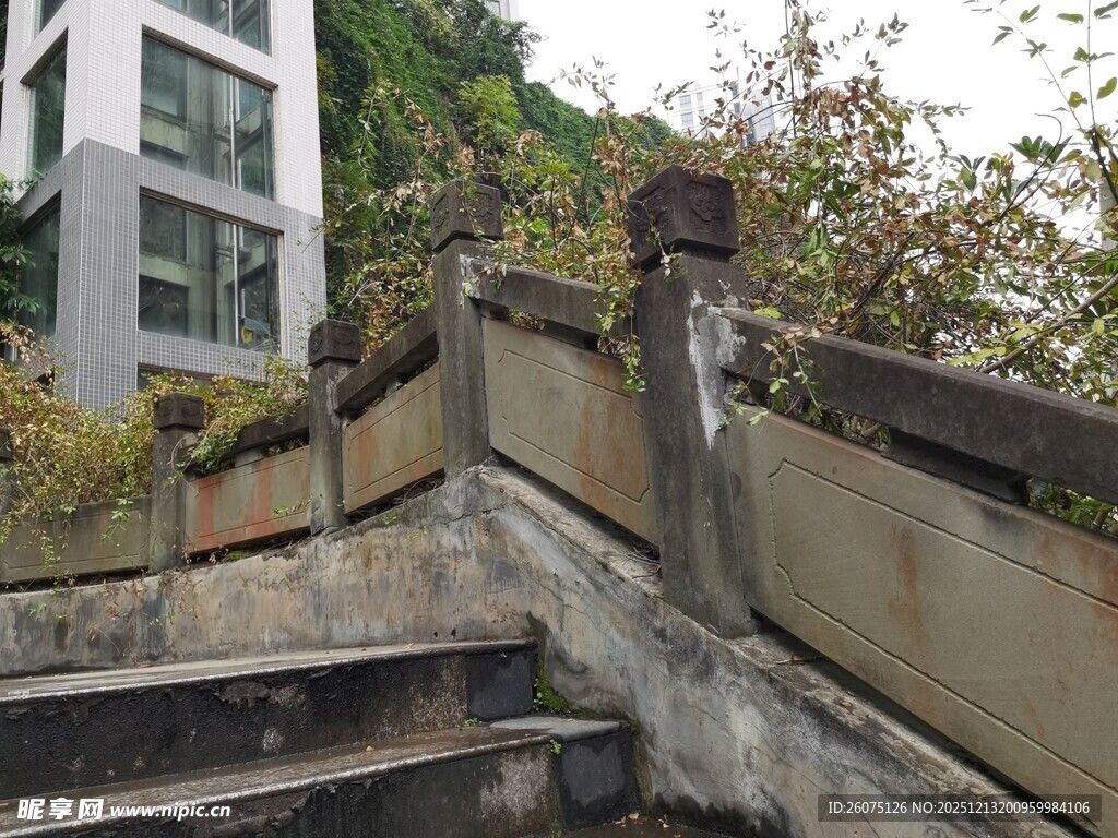 老旧石阶旁的斑驳护栏