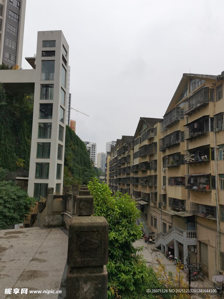 新旧建筑对比的城市景象