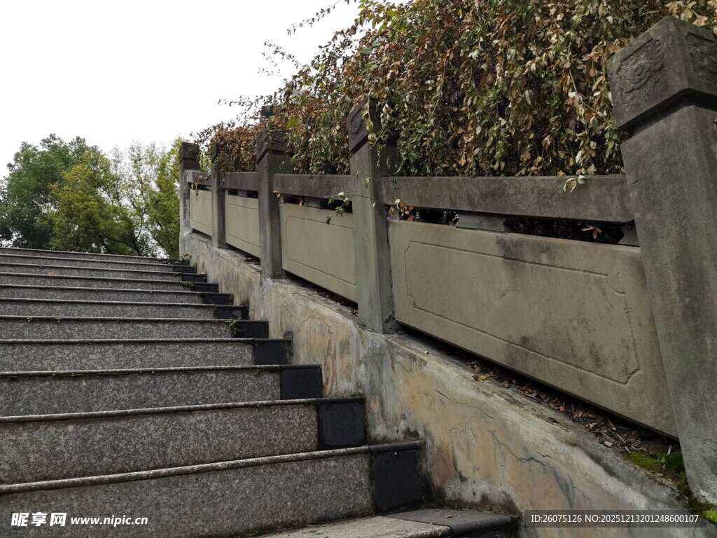 石阶梯旁的古朴木质护栏