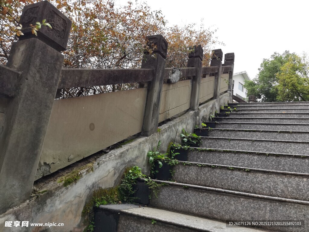 古朴石阶与围栏景致