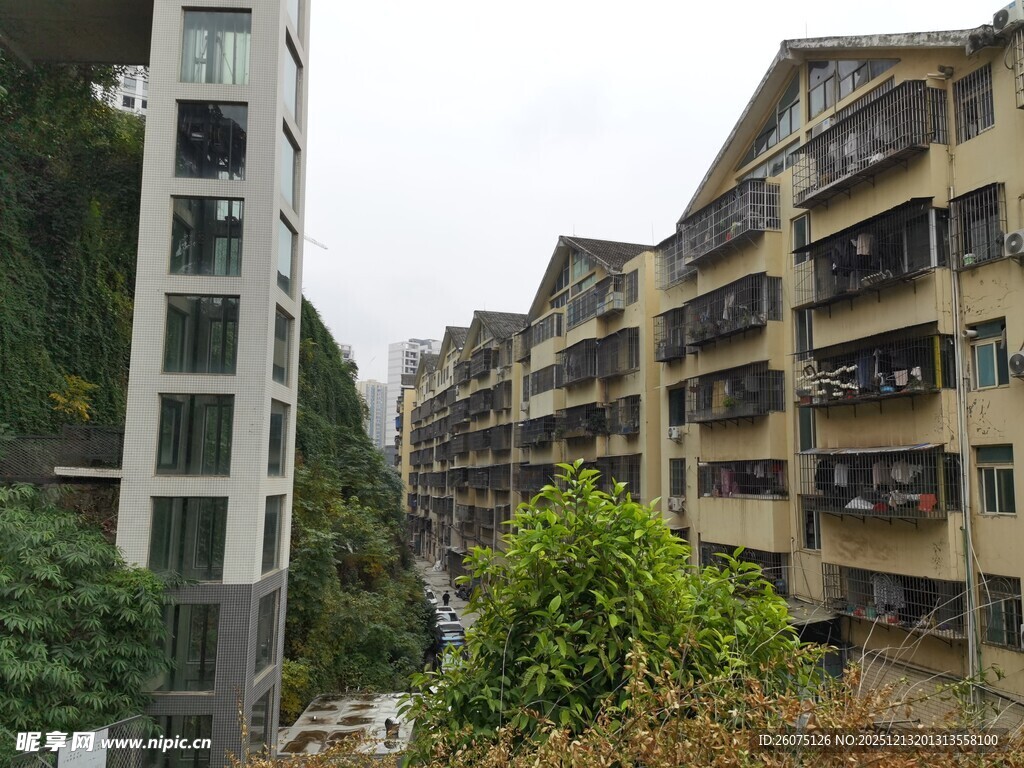 老旧居民楼与周边绿植景观