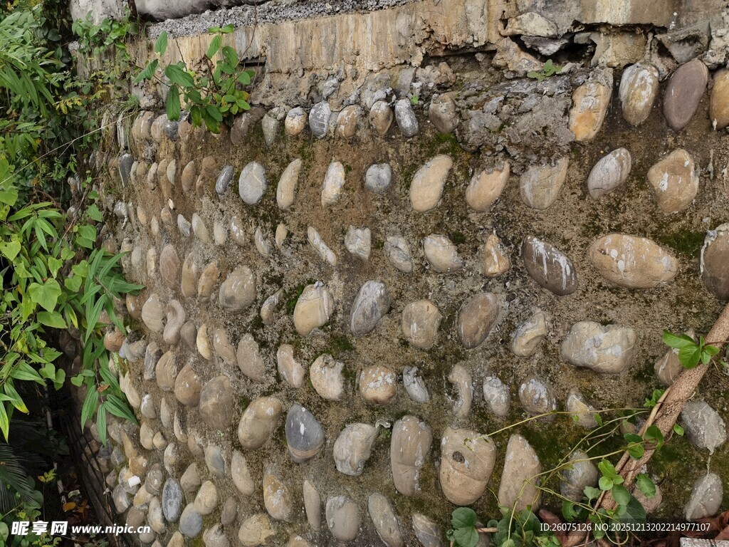 古朴鹅卵石砌成的石墙