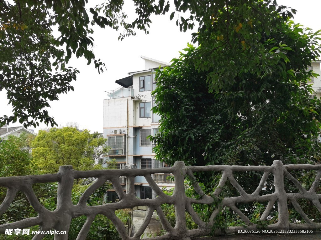 木桥旁绿树掩映的建筑