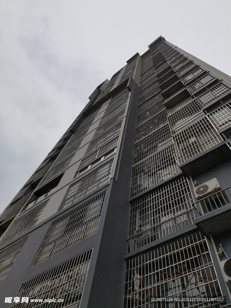 老旧高层居民楼外观