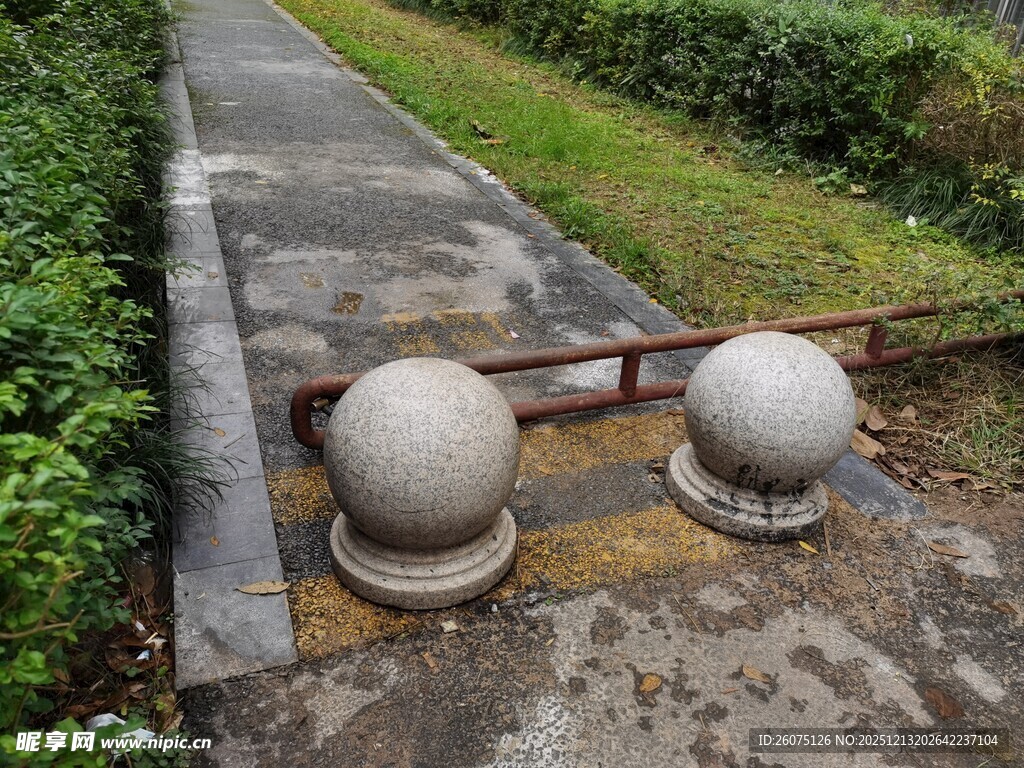 路边的球形石墩