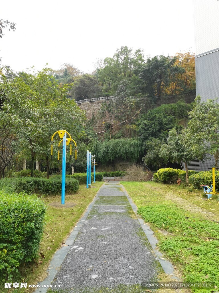 户外休闲小径与健身设施