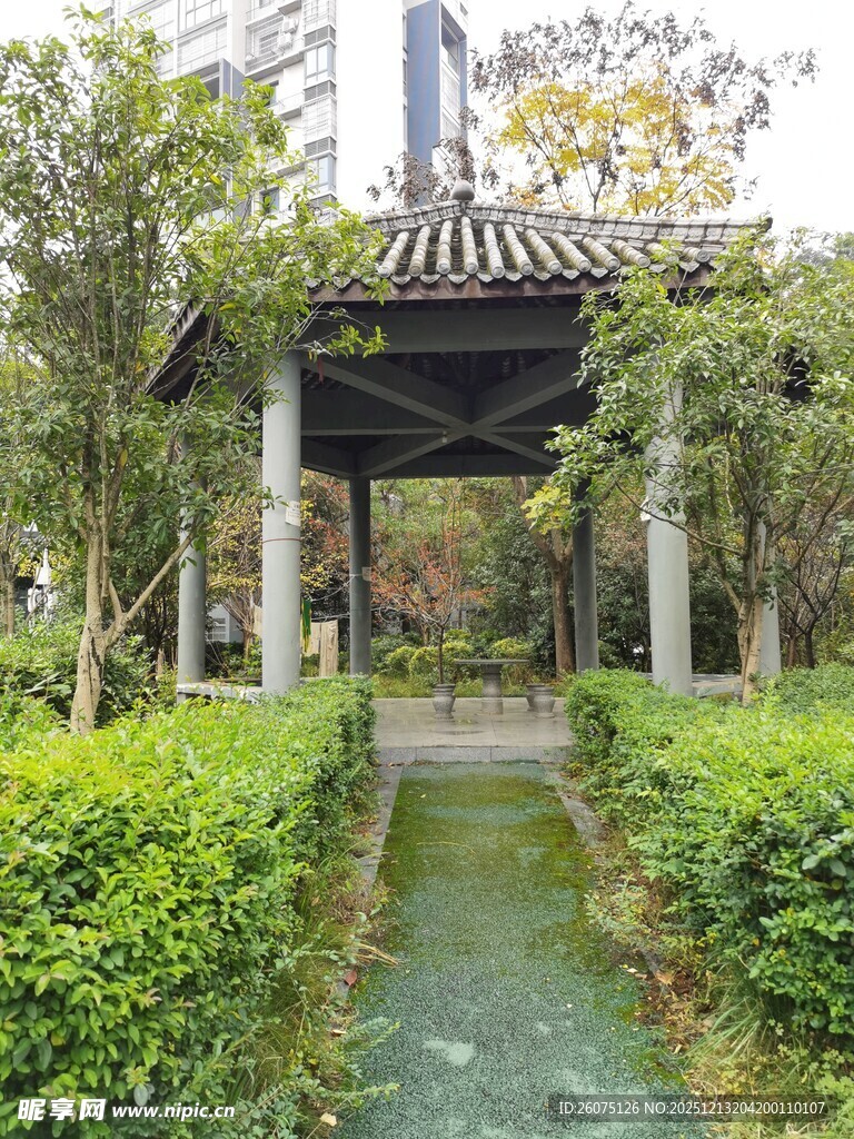 中式园林小径中的休憩亭