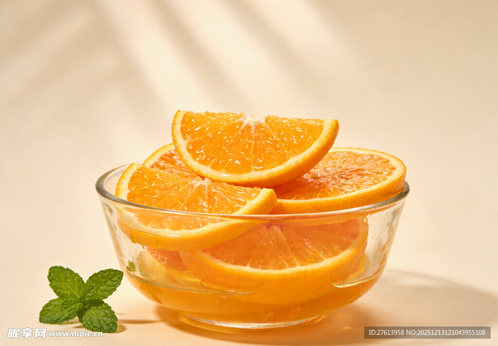玻璃碗中的脐橙切片