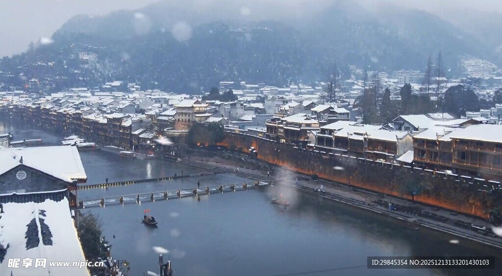 雪覆水乡古镇美景