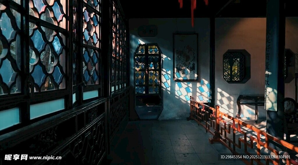 古建走廊光影与祈福牌