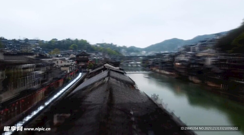 湘西河畔古朴村落景观