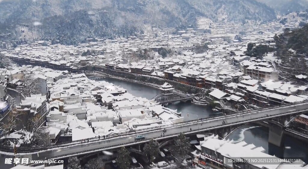 雪覆城镇的空中俯瞰景象