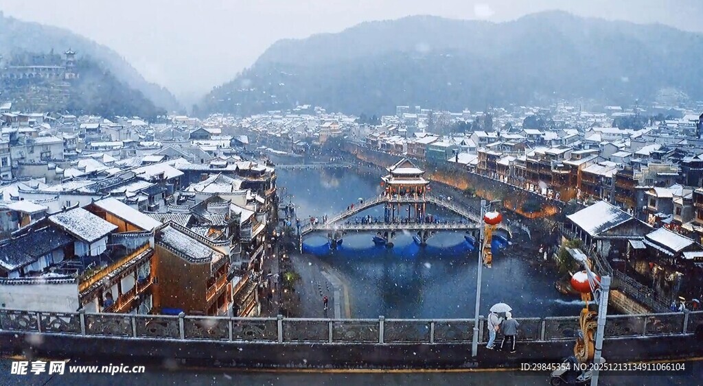 冬日山城雪景俯瞰图