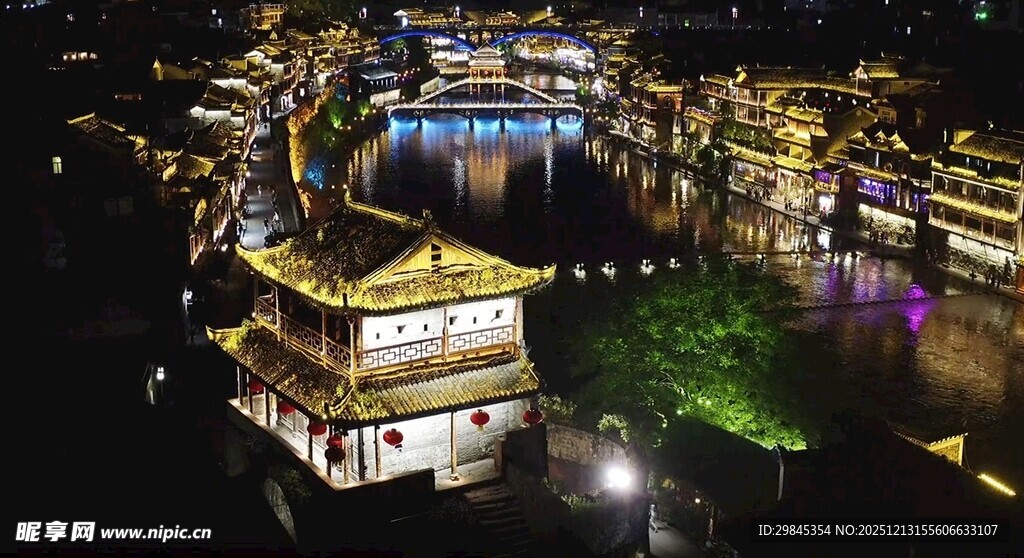 古城夜景璀璨楼阁映灯火