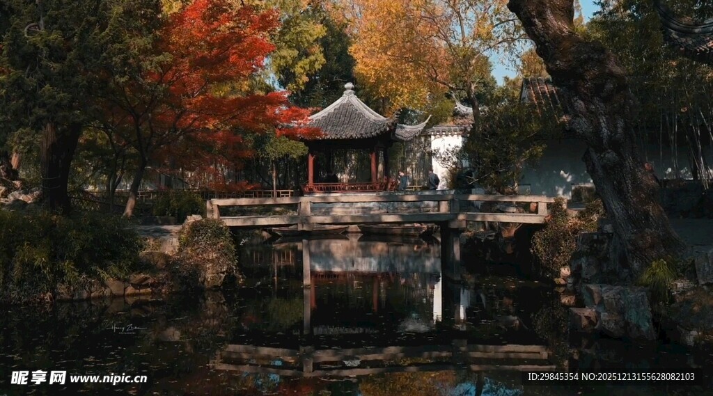 秋日园林中的雅致亭景