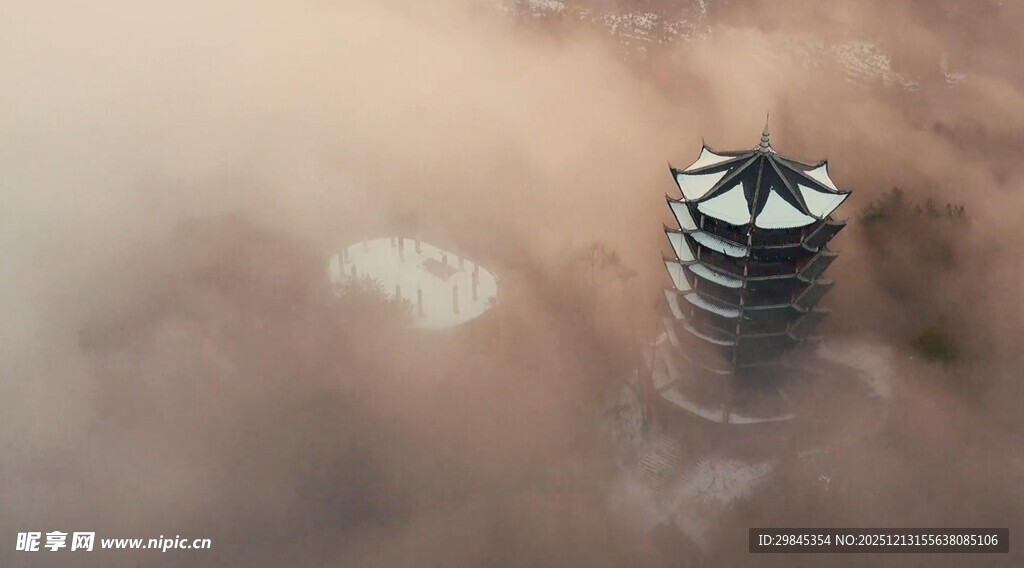 云雾中高耸的神秘建筑