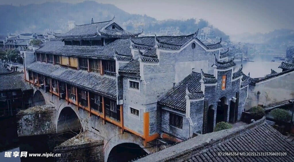 古桥畔的中式传统建筑群