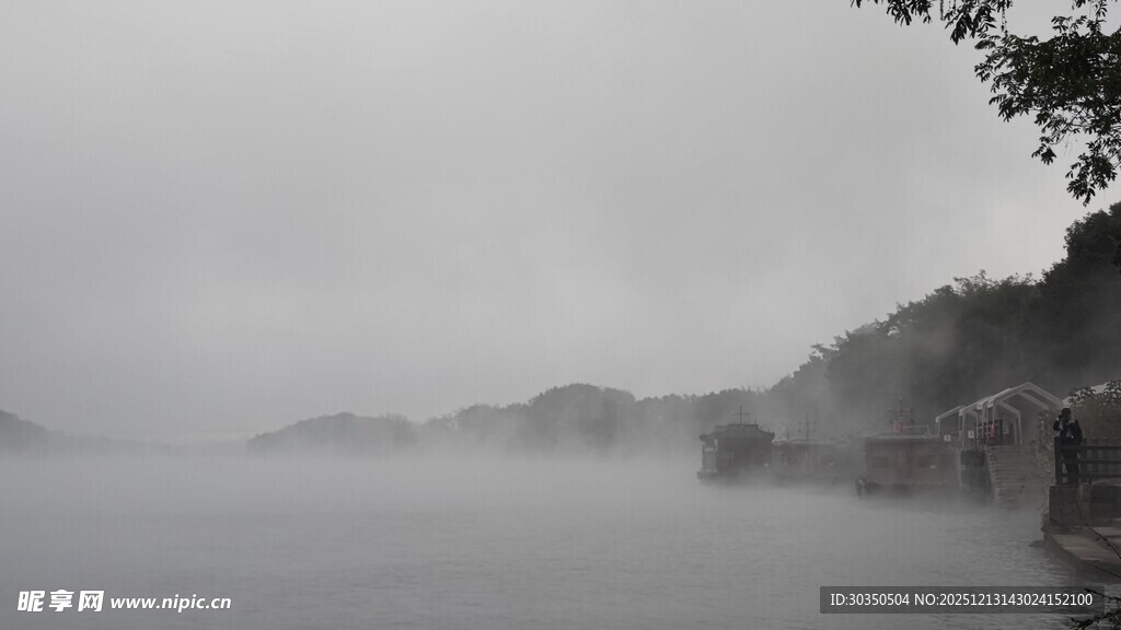 雾霭笼罩的山水景致