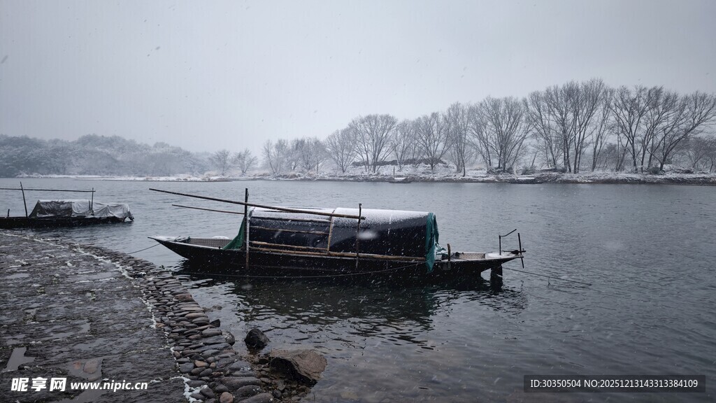 雪中小舟