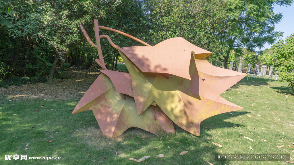 草地上的独特金属雕塑
