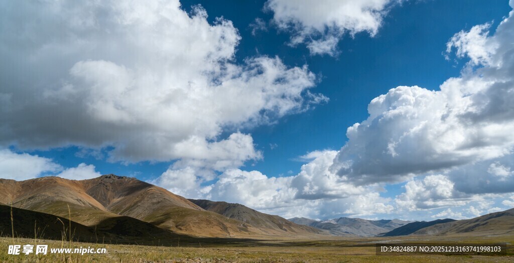 蓝天白云下的壮美山峦