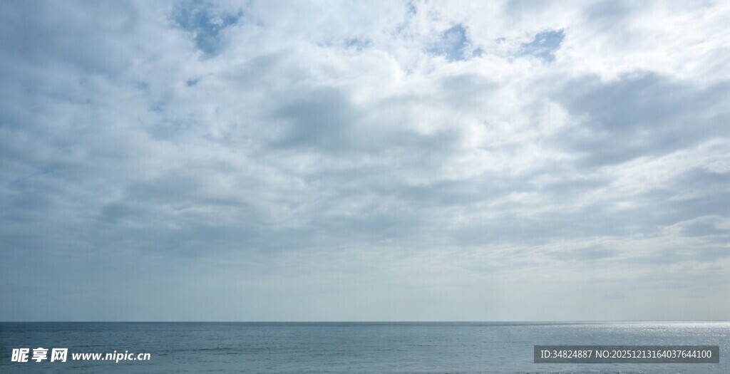 海边天空云朵与海的景致