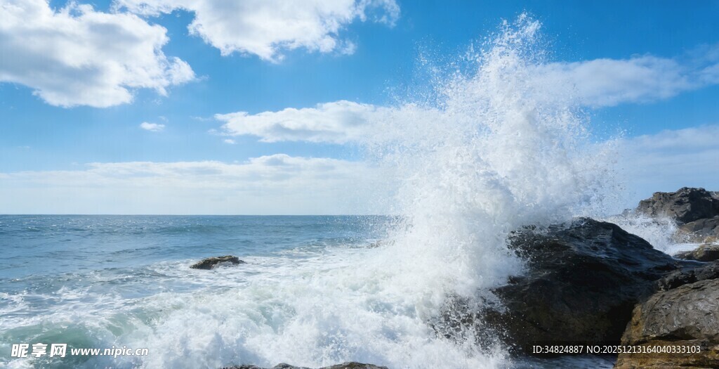 海浪拍打礁石的壮丽瞬间